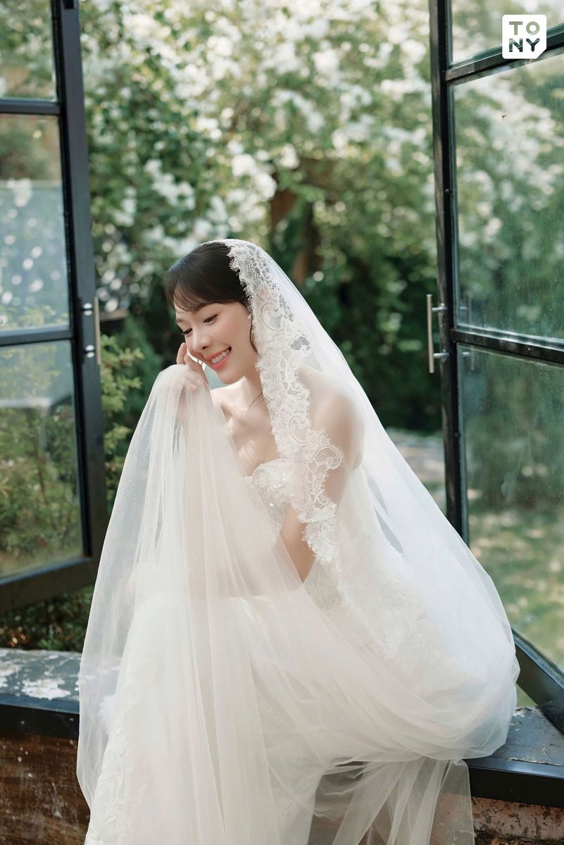 Mẫu váy cưới Vân Khuê — Ren tay dài · song cửa