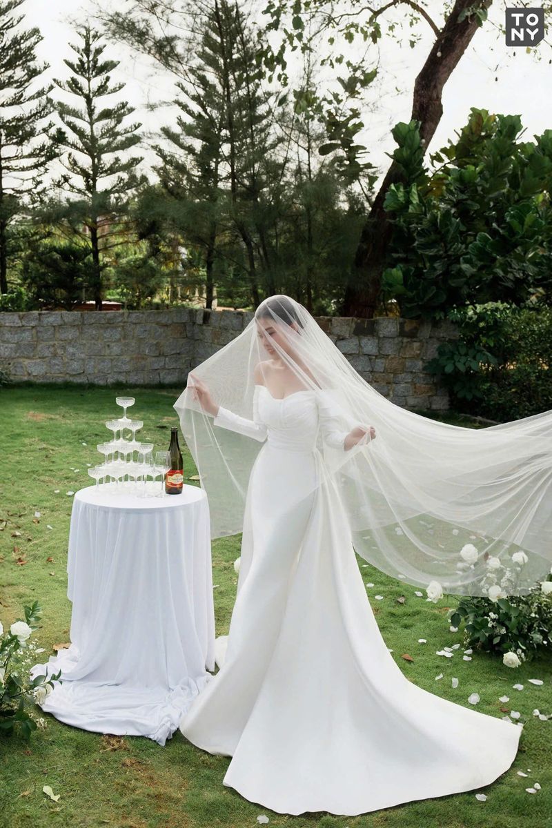 Mẫu váy cưới Nguyệt Cầm — Xòe nhẹ · voan dài